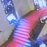 video un politician italian a spart cu capul un vitraliu de 40 000 de euro dupa ce s a impiedicat pe scari incidentul surprins de camere 691d76cc972d6