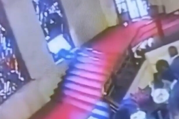 video un politician italian a spart cu capul un vitraliu de 40 000 de euro dupa ce s a impiedicat pe scari incidentul surprins de camere 691d76cc972d6