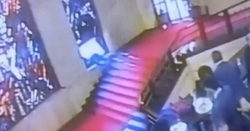 video un politician italian a spart cu capul un vitraliu de 40 000 de euro dupa ce s a impiedicat pe scari incidentul surprins de camere 691d76cc972d6