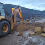 video vremea rea face ravagii sosele blocate de alunecari de teren pe valea oltului au cazut pietre de pe versant gospodarii sunt inundate 692c3df8bd0ac