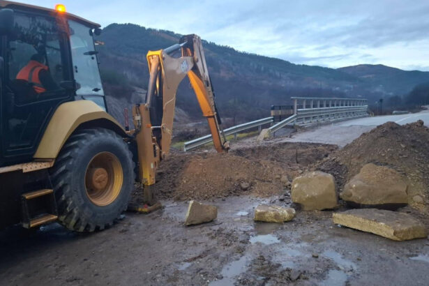 video vremea rea face ravagii sosele blocate de alunecari de teren pe valea oltului au cazut pietre de pe versant gospodarii sunt inundate 692c3df8bd0ac