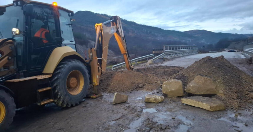 video vremea rea face ravagii sosele blocate de alunecari de teren pe valea oltului au cazut pietre de pe versant gospodarii sunt inundate 692c3df8bd0ac