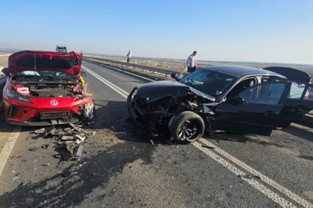 videofoto accident mortal pe dn6 o pacienta a decedat dupa ce un sofer a intrat pe contrasens si a lovit frontal o ambulanta privata 6918cb74dffcd