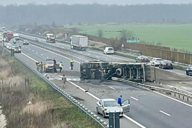accidentul de pe autostrada a3 viata soferului de tir a fost salvata de trei militarii francezi din batalionul de la cincu 6939cb9118eb1
