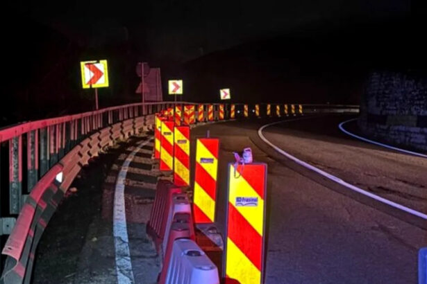 alunecare de teren sub structura dn1 politia a restrictionat partial traficul 69315acda0c3d