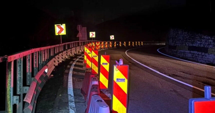 alunecare de teren sub structura dn1 politia a restrictionat partial traficul 69315acda0c3d