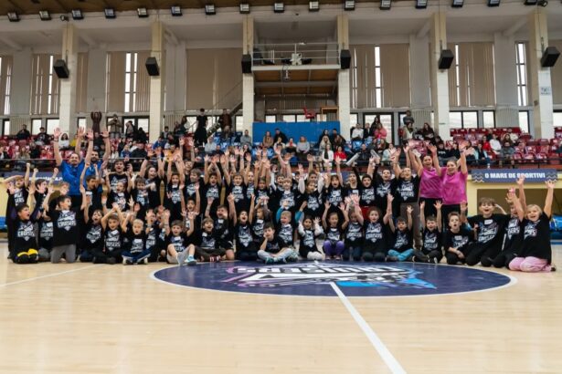 antrenament cu zeci de copii cu ocazia lansarii clubului de baschet cruisers constanta 69408a747920a