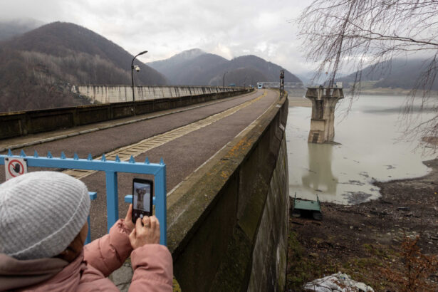 apele romane a reactionat la imaginile aparute cu barajul paltinu nu exista nicio avarie este un comportament normal de iarna 69367d8461ae0