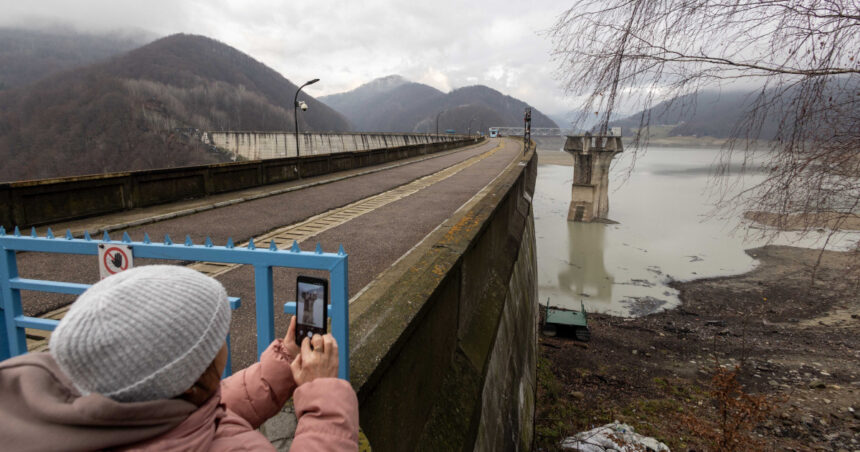 apele romane a reactionat la imaginile aparute cu barajul paltinu nu exista nicio avarie este un comportament normal de iarna 69367d8461ae0