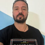 barbatul care i a strigat lui calin georgescu mars la moscova a depus plangere dupa ce ar fi fost batut de sustinatorii acestuia 692db9689fbee