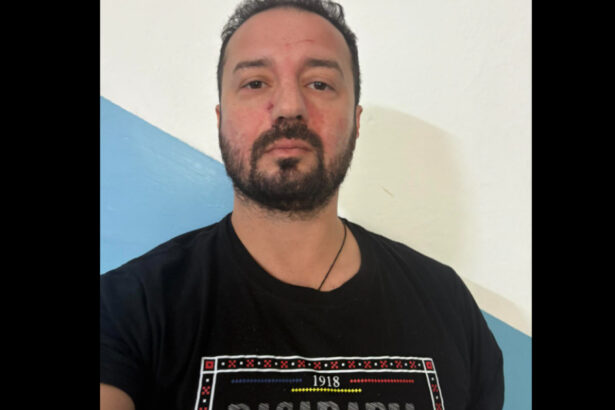 barbatul care i a strigat lui calin georgescu mars la moscova a depus plangere dupa ce ar fi fost batut de sustinatorii acestuia 692db9689fbee