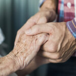 batrani gasiti in conditii improprii intr o casa din timis dupa ce caminul in care erau internati a fost inchis pentru nereguli 6939d61652349