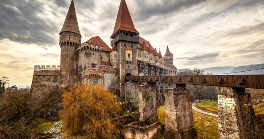 caseta metalica cu documente descoperita sub talpa cavalerului de pe acoperisul castelului corvinilor ce ascundea aceasta 694db1eede4f6