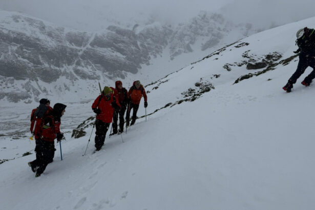 continua cautarile pentru tanarul britanic disparut in munti el plecase acum mai bine de o saptamana spre castelul lui dracula 692eda3328c0f