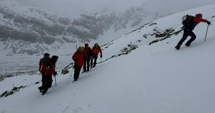 continua cautarile pentru tanarul britanic disparut in munti el plecase acum mai bine de o saptamana spre castelul lui dracula 692eda3328c0f