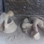 de ce victimele din pompeii erau imbracate cu haine groase de lana daca vezuviul a erupt in luna august 694eecad2bddb