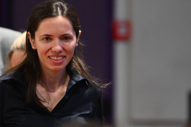 exclusiv coplesita de eticheta de prima doamna sunt mirabela gradinaru partenera de viata lui nicusor dan 6950bab560ac0