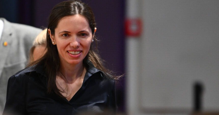 exclusiv coplesita de eticheta de prima doamna sunt mirabela gradinaru partenera de viata lui nicusor dan 6950bab560ac0