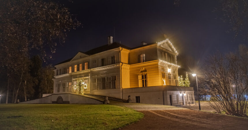 familia regala a romaniei petrece craciunul si anul nou la savarsin cand va fi deschis pentru public targul de craciun din satul regal 6943e0158745b