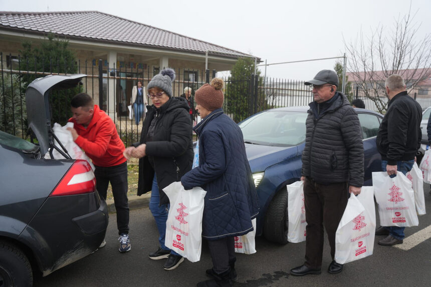 foto 350 de varstnici cu venituri mici au primit pachete din partea primariei si consiliului local cumpana 694ac04b495d2