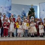 foto craciunul intr o poveste eveniment special organizat de primaria si consiliul local gradina toti copiii au primit daruri 6946775059e37