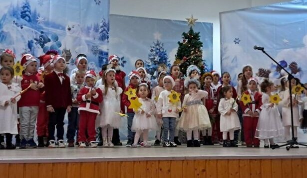 foto craciunul intr o poveste eveniment special organizat de primaria si consiliul local gradina toti copiii au primit daruri 6946775059e37