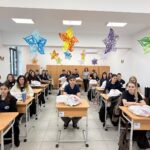 foto in spiritul sarbatorilor de iarna elevii liceului teoretic mihail kogalniceanu au primit astazi cadouri si rucsacuri cu rechizite 69374e111dc3d