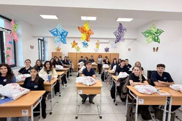 foto in spiritul sarbatorilor de iarna elevii liceului teoretic mihail kogalniceanu au primit astazi cadouri si rucsacuri cu rechizite 69374e111dc3d