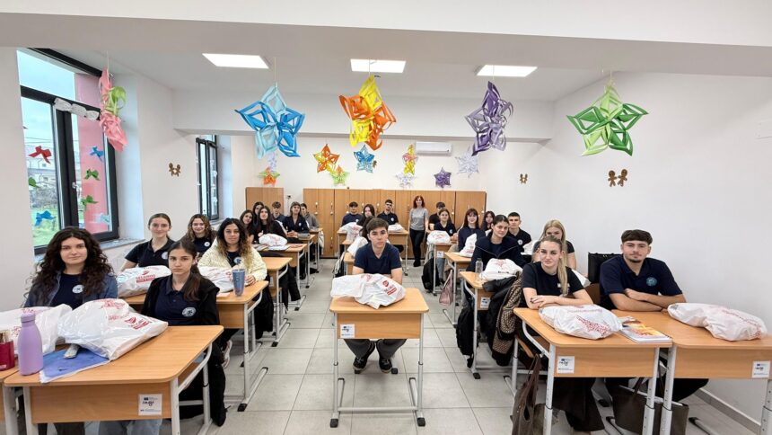 foto in spiritul sarbatorilor de iarna elevii liceului teoretic mihail kogalniceanu au primit astazi cadouri si rucsacuri cu rechizite 69374e111dc3d