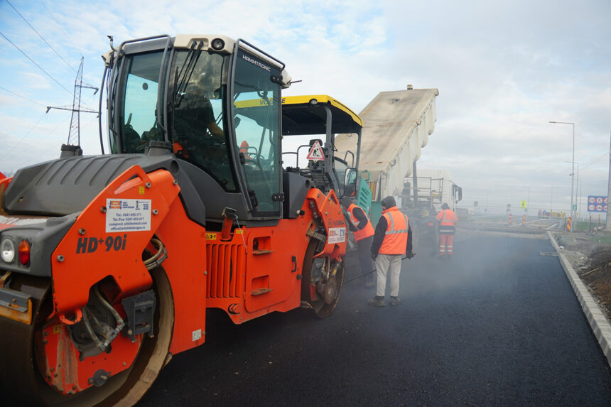 foto primaria cumpana anunta ca au inceput lucrarile de asfaltare a strazii prelungirea tractorului 693a0d496713b