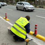 foto sc confort urban srl monteaza in continuare separatori de trafic pentru crearea benzii unice destinate autovehiculelor operatorului de transport public pe bulevardul alexandru lapusneanu 6936c1ac6e7ce