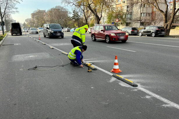 foto sc confort urban srl monteaza separatori de trafic pentru crearea benzii unice pentru autobuze pe bulevardul 1 mai 693fdfd012611