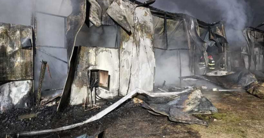 incendiu puternic la o hala din arges flacarile au cuprins 500 de metri patrati utilaje de productie distruse 69538484548f8