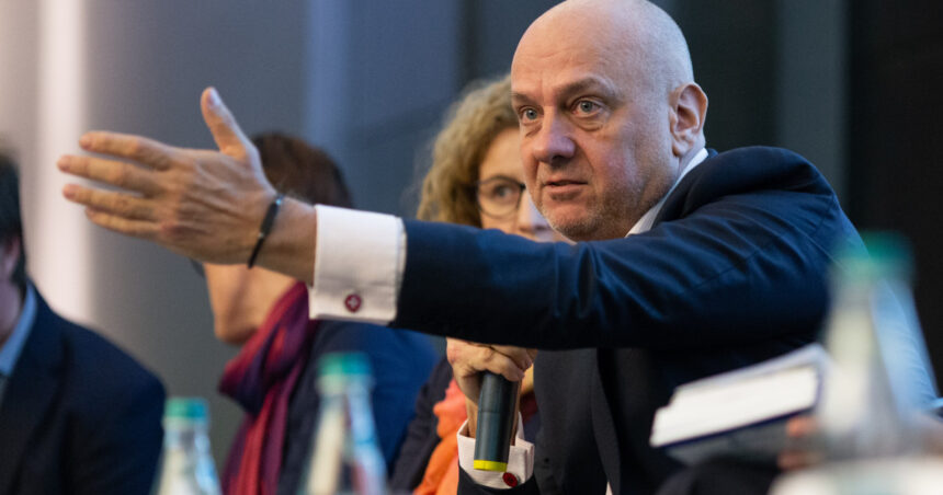 lider sindical evaluarea muncii se face superficial sa punem accent pe rezultate si pe calitate nu pe numarul de ore suplimentare 692f1c5d45ca2