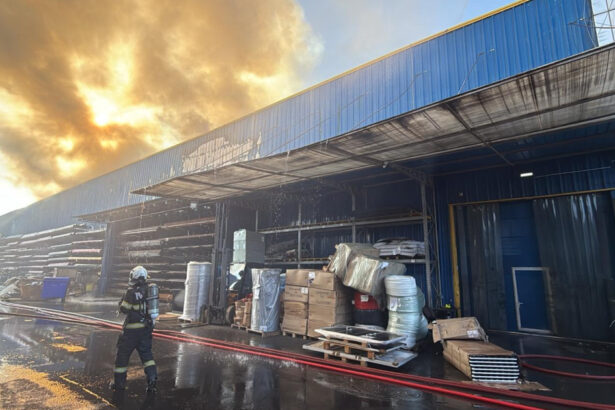 news alert incendiu puternic in capitala arde un depozit cu materiale sanitare din sectorul 6 misiune dificila pentru pompieri 695127c8c3a0c