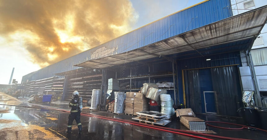 news alert incendiu puternic in capitala arde un depozit cu materiale sanitare din sectorul 6 misiune dificila pentru pompieri 695127c8c3a0c