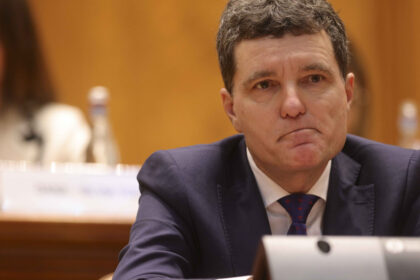 nicusor dan e greu de inteles ca partidele din coalitie se ataca intre ele si nu spun un cuvintel de opozitie 69417c7269795