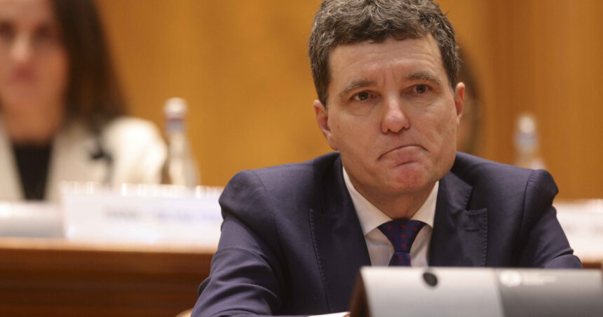 nicusor dan e greu de inteles ca partidele din coalitie se ataca intre ele si nu spun un cuvintel de opozitie 69417c7269795