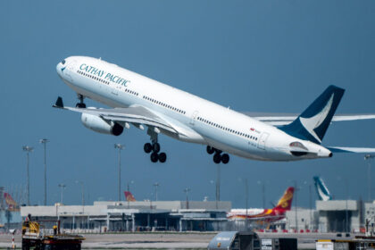 panica la bordul unui zbor boston hong kong un pasager a incercat sa deschida usa avionului in zbor 693bec97d0d61