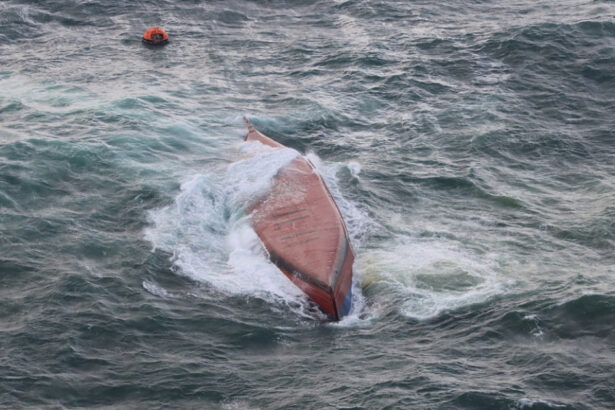 patru spanioli disparuti in urma naufragiului unui vapor turistic in indonezia 694ff972dc182