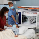 premiera in romania primul rmn mobil functioneaza la iasi investigatii imagistice direct in sala de operatie si in terapie intensiva 693309de73034