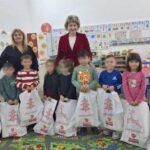 primaria fantanele a oferit daruri de mos nicolae pentru toti copiii comunei 6932b0fa6a5a6