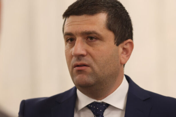 radu miruta dupa ce a fost propus la aparare uitati va la studiile fostilor ministri si la ale mele si faceti o comparatie 69445403c4786