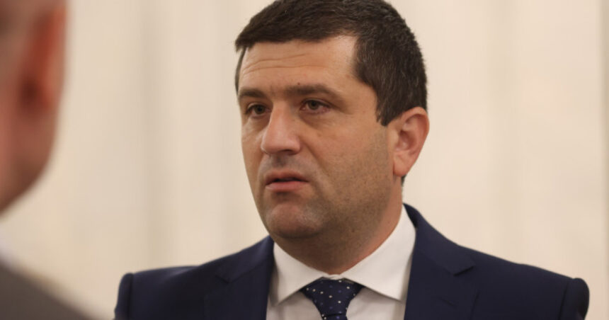 radu miruta dupa ce a fost propus la aparare uitati va la studiile fostilor ministri si la ale mele si faceti o comparatie 69445403c4786