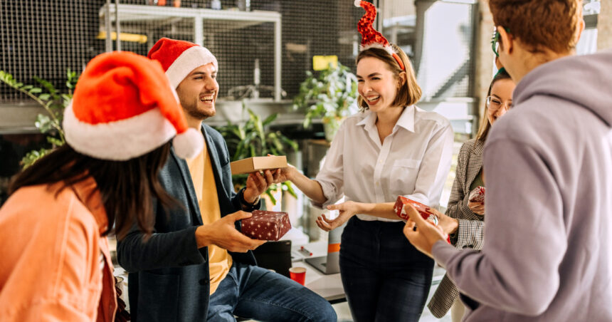 secret santa cel mai indragit obicei de craciun de unde a luat nastere traditia de a oferi cadouri in secret 693d1e508614f