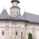 slujba de pomenire a etnicilor romani din ucraina cazuti pe front la manastirea putna razboiul a intrat in casele noastre 693edcf38c661