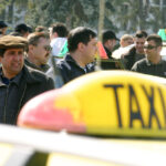 taximetristii care transferau bani de pe telefoanele clientilor in conturile proprii au fost plasati sub control judiciar 693c16dc58088