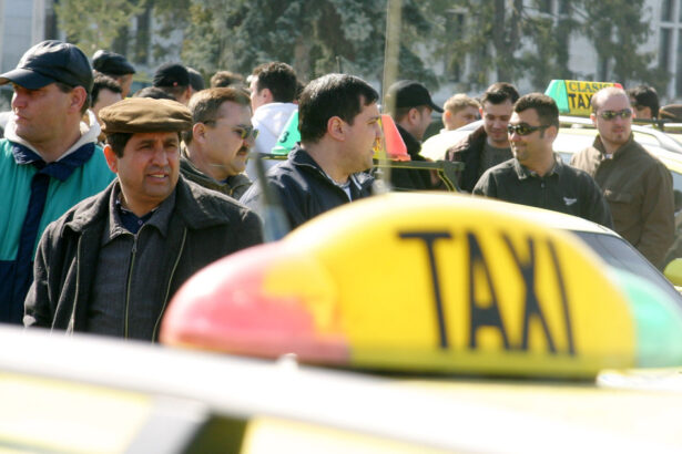 taximetristii care transferau bani de pe telefoanele clientilor in conturile proprii au fost plasati sub control judiciar 693c16dc58088