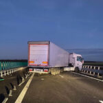 trafic blocat pe drumul expres craiova pitesti dupa ce un tir a lovit parapetul si a ramas blocat 693a906e52734
