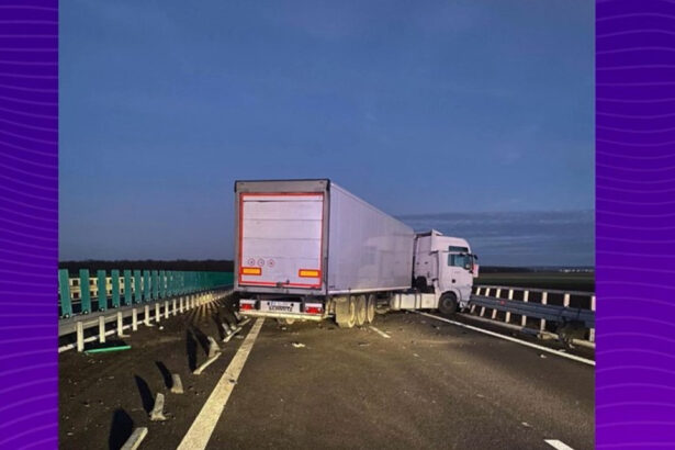 trafic blocat pe drumul expres craiova pitesti dupa ce un tir a lovit parapetul si a ramas blocat 693a906e52734